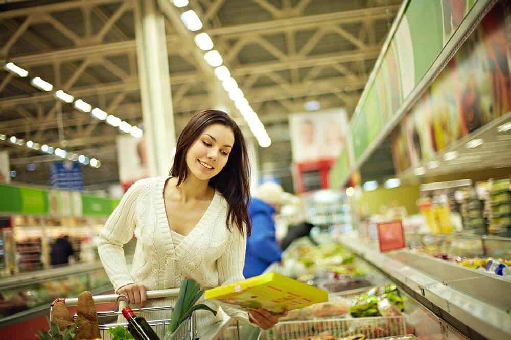woman in addiction recovery shopping for healthier foods after rehab 