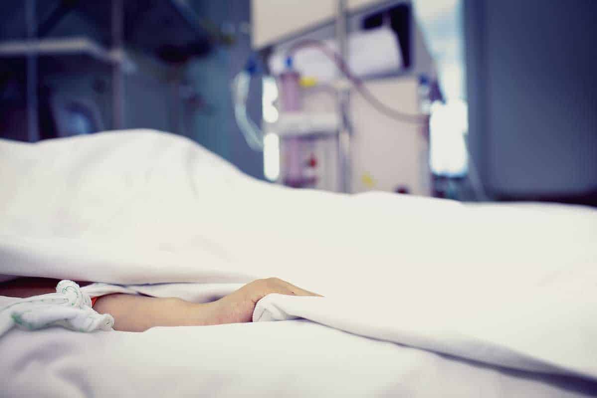 lighthousetreatment-what-is-rapid-detox-and-is-it-safe-article-photo-patient-confined-to-bed-in-hospital-room