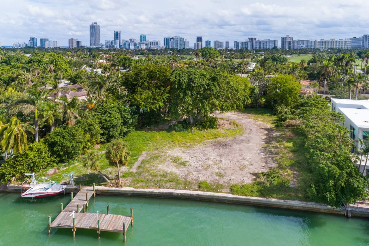 property of Pablo Escobar at a nearby green lake