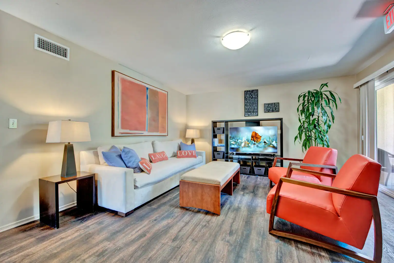 Alcohol Detox tv lounge at Lighthouse Treatment in Orange County, CA